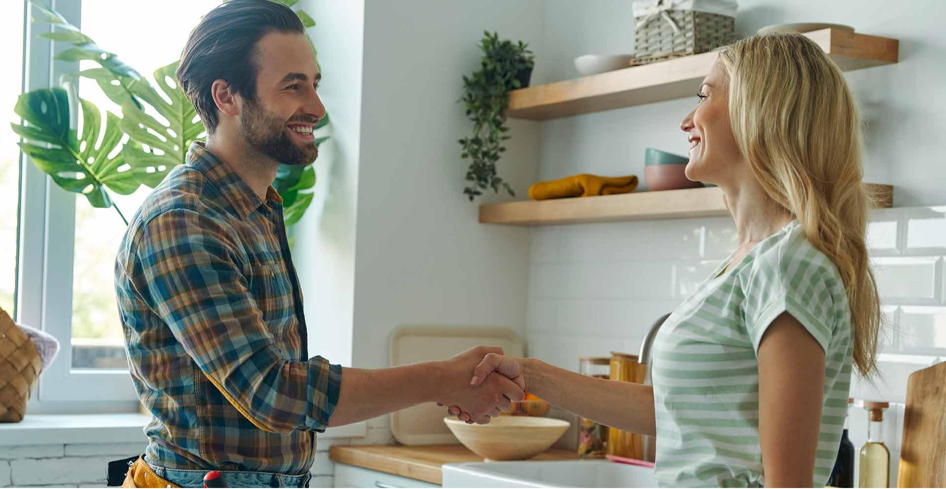 Technicien PrestaGaz avec un client satisfait
